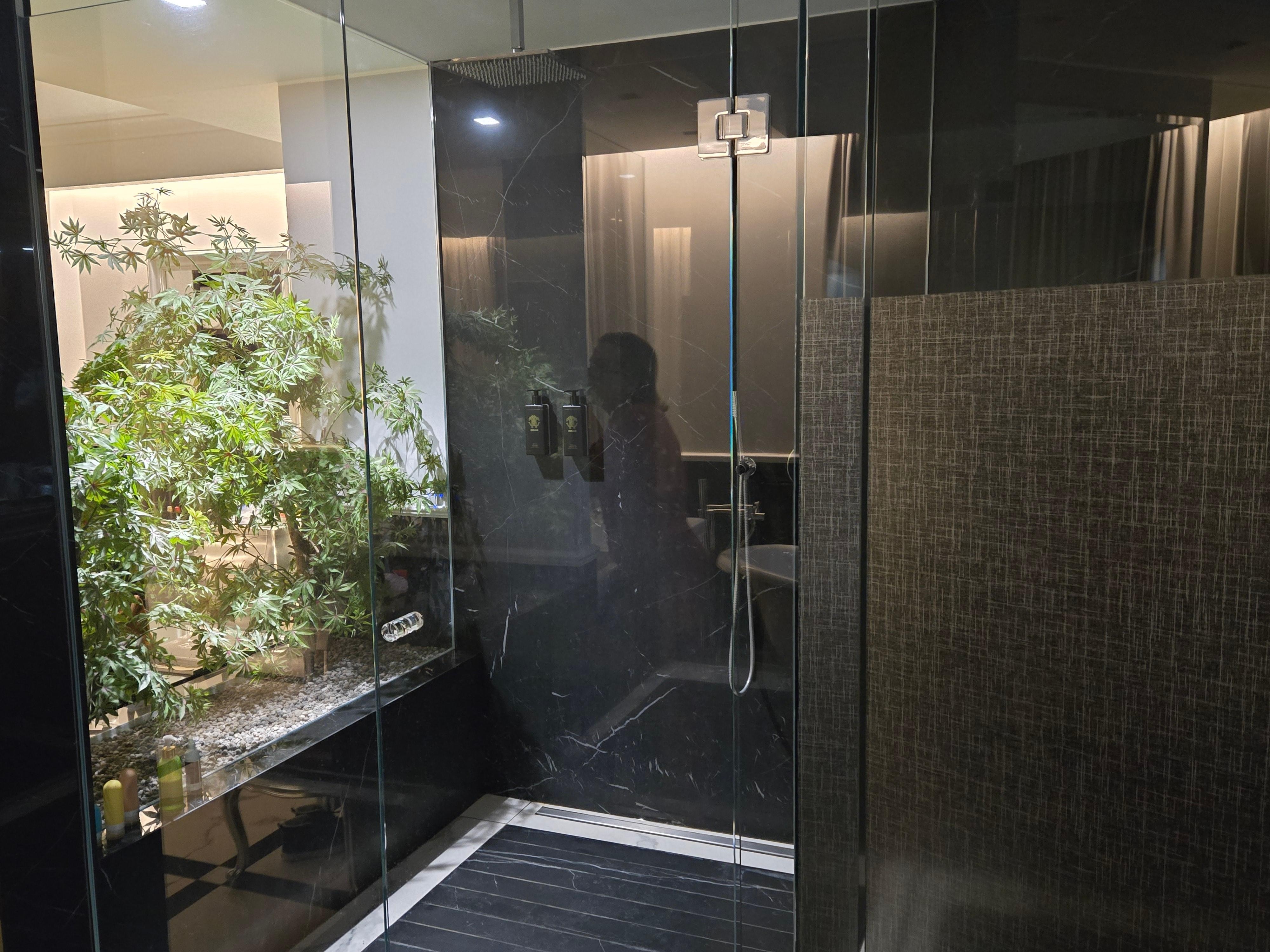 Great bathroom with plenty of space.