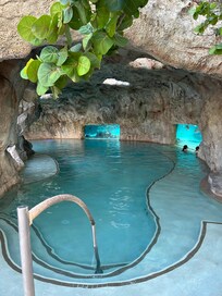 Pool with Aquarium. Very beautiful and relaxing! đ