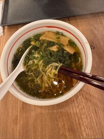 夜鳴きそばはアオサたっぷりのラーメン