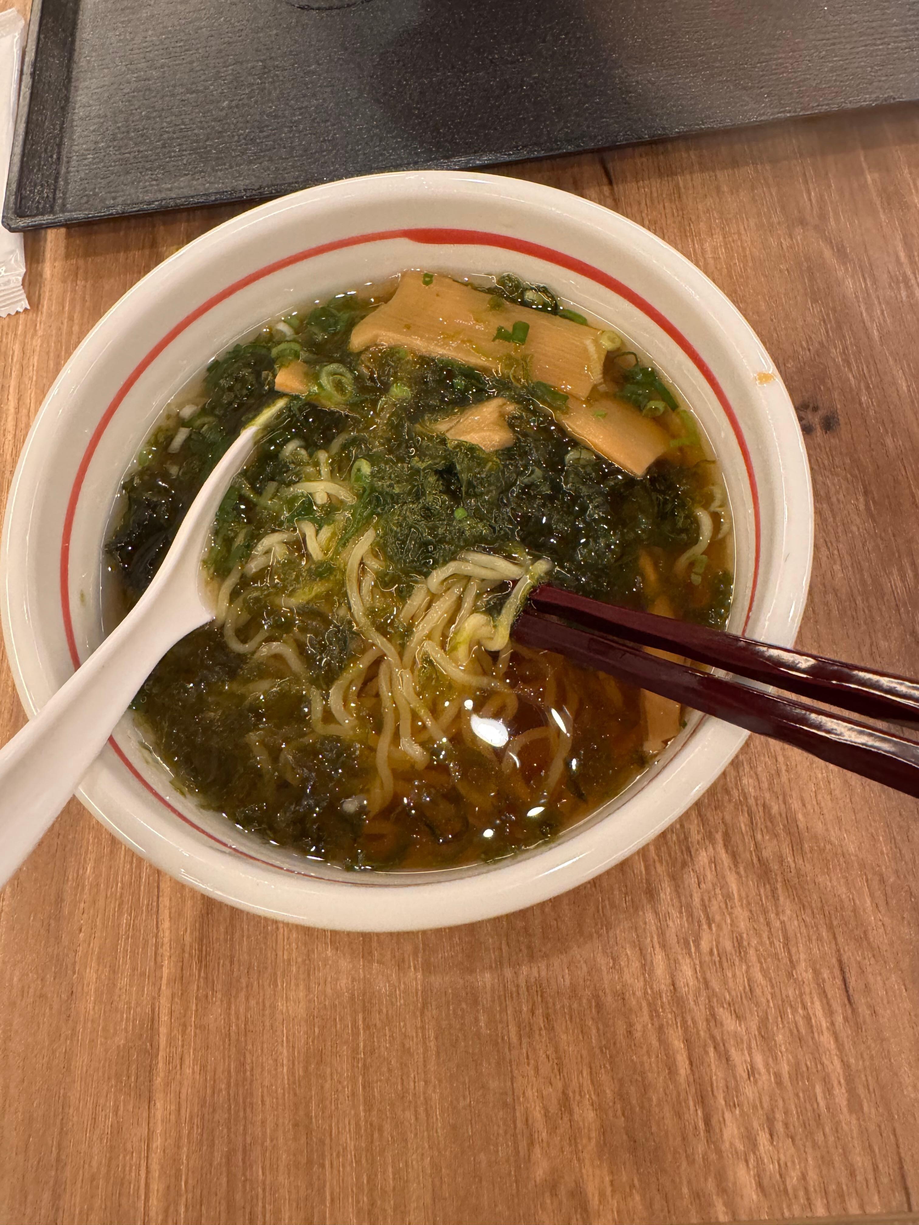 夜鳴きそばはアオサたっぷりのラーメン