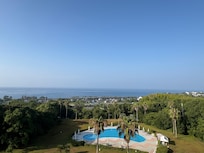 オーシャンビューから見えるプール