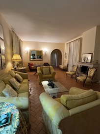 Living area of home. All pictures on line are true to the inside.