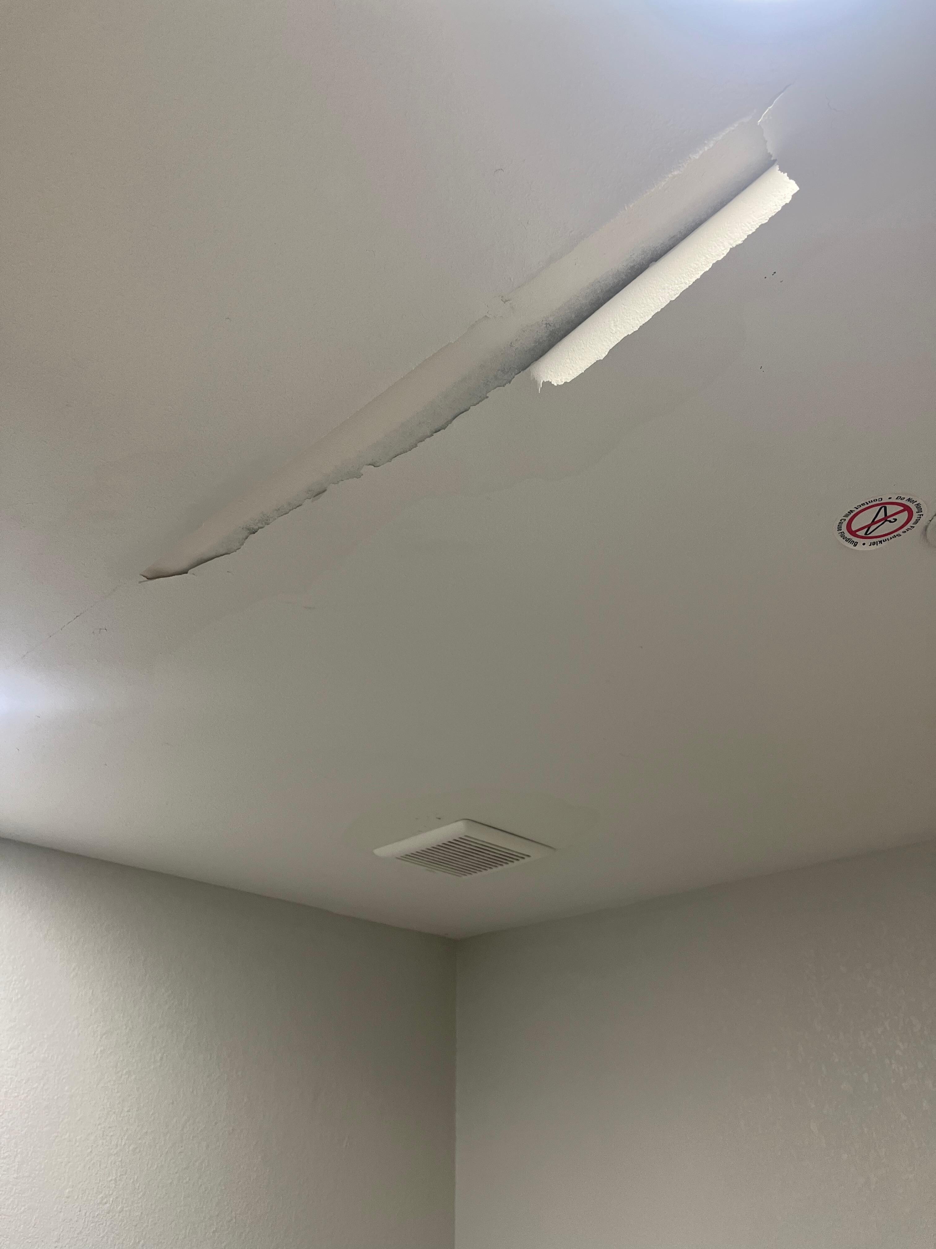 Peeling ceiling in the bathroom 