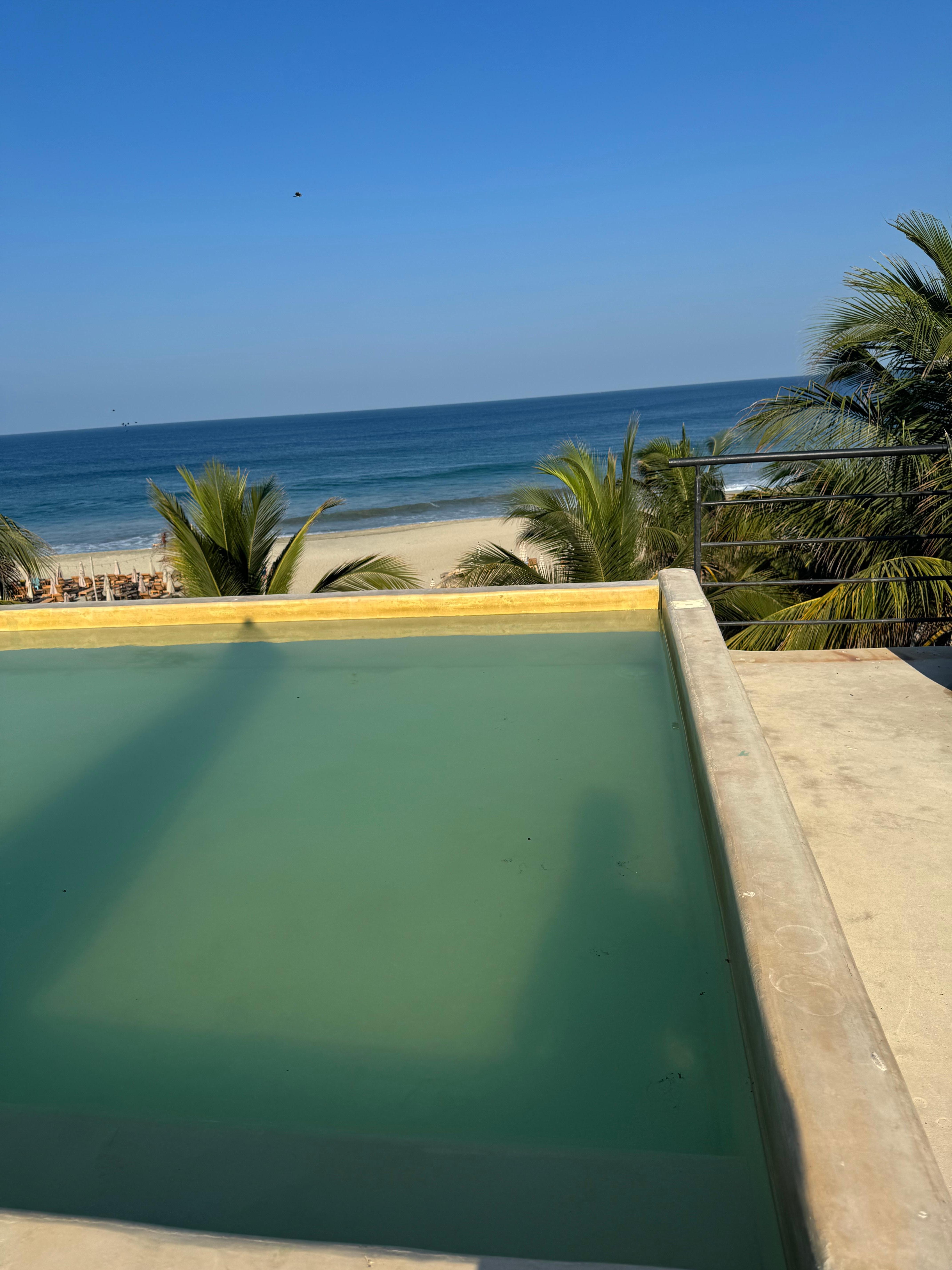 Muy bonita com la vista impresionante pero el agua estaba sucia