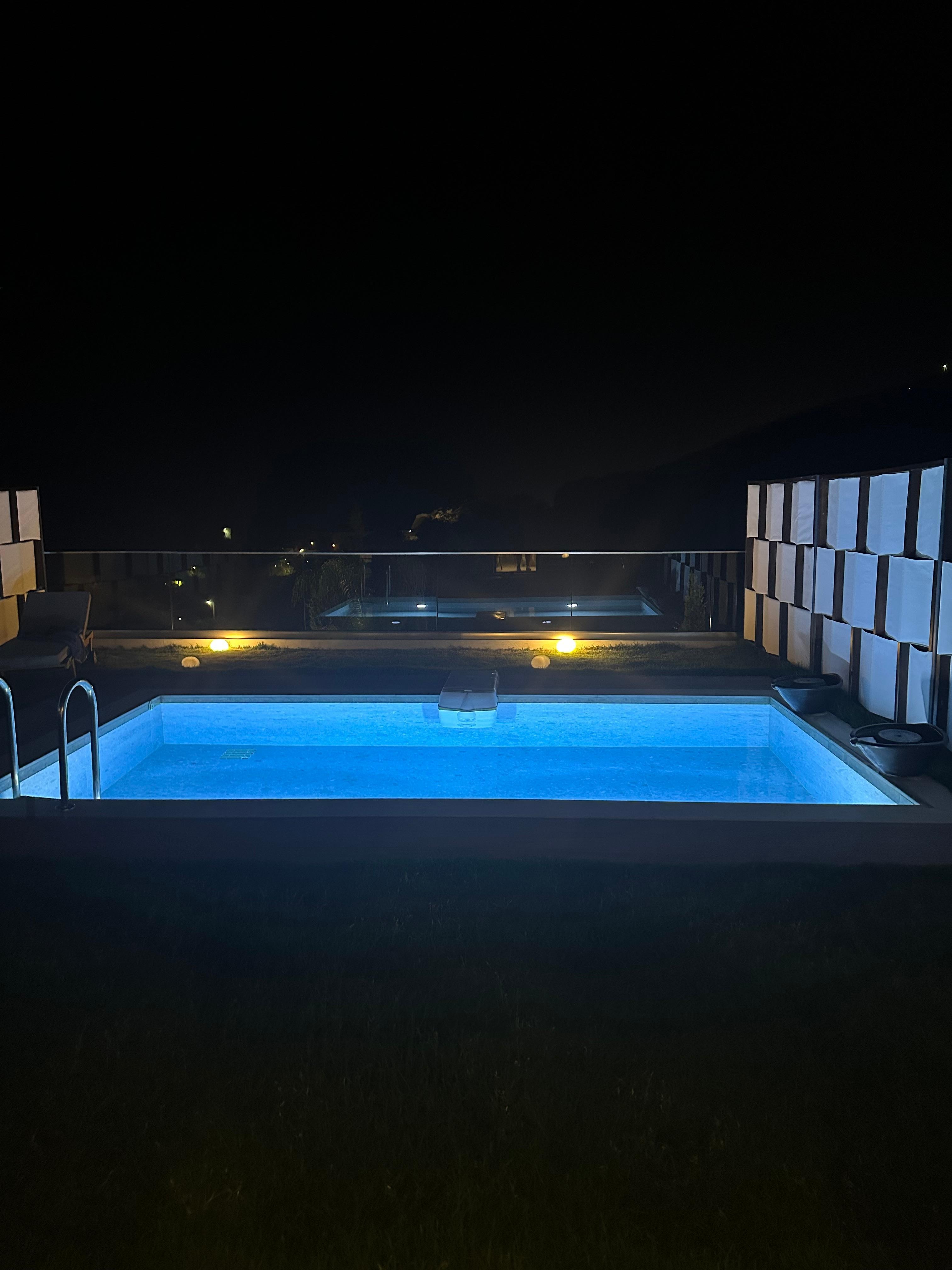 Pool/Terasse wird Abends beleuchtet