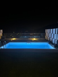 Pool/Terasse wird Abends beleuchtet