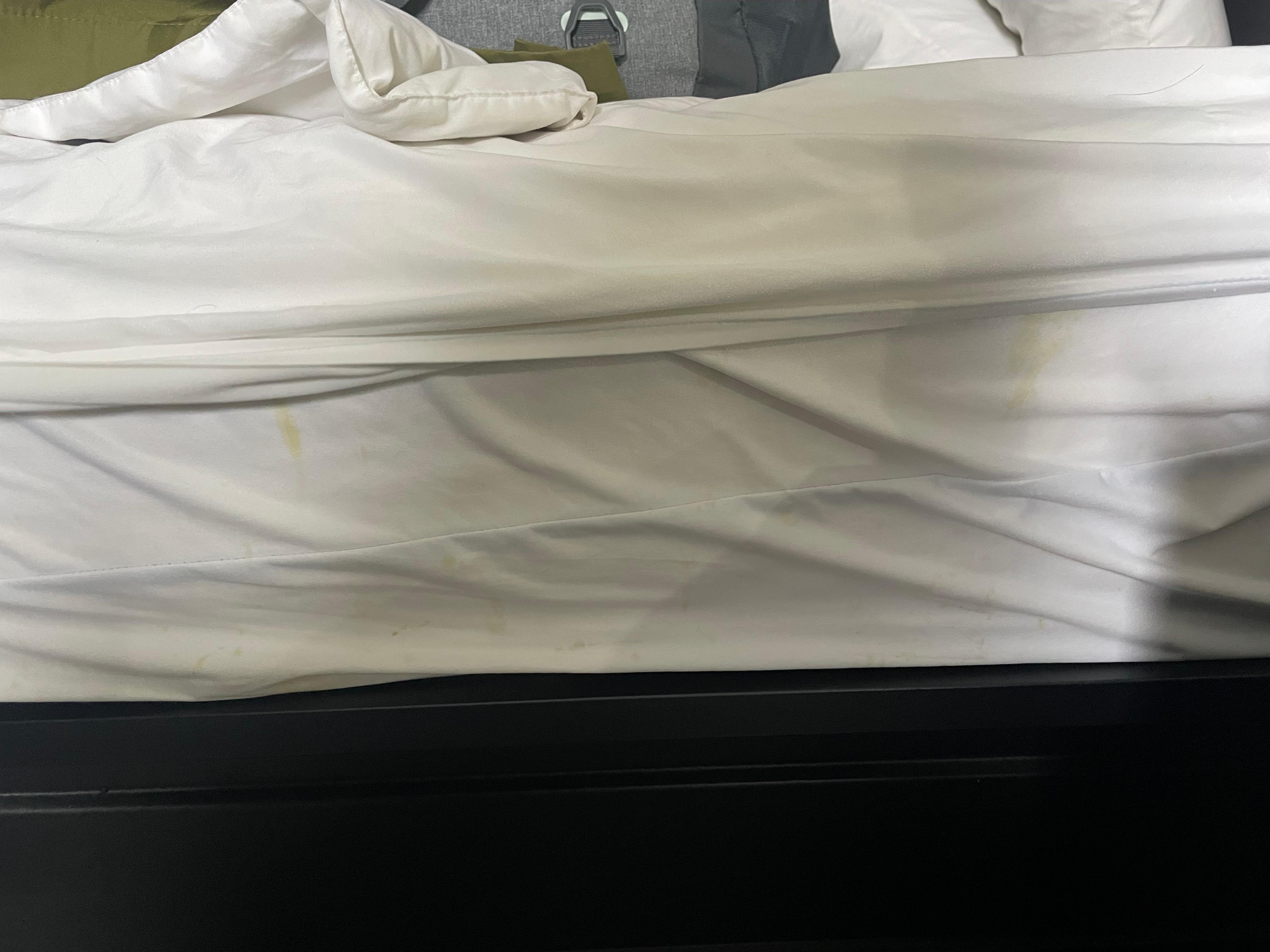  Yellow stains on mattress cover