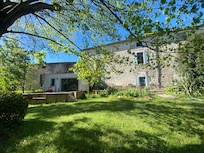 El jardín atrás de la casa
