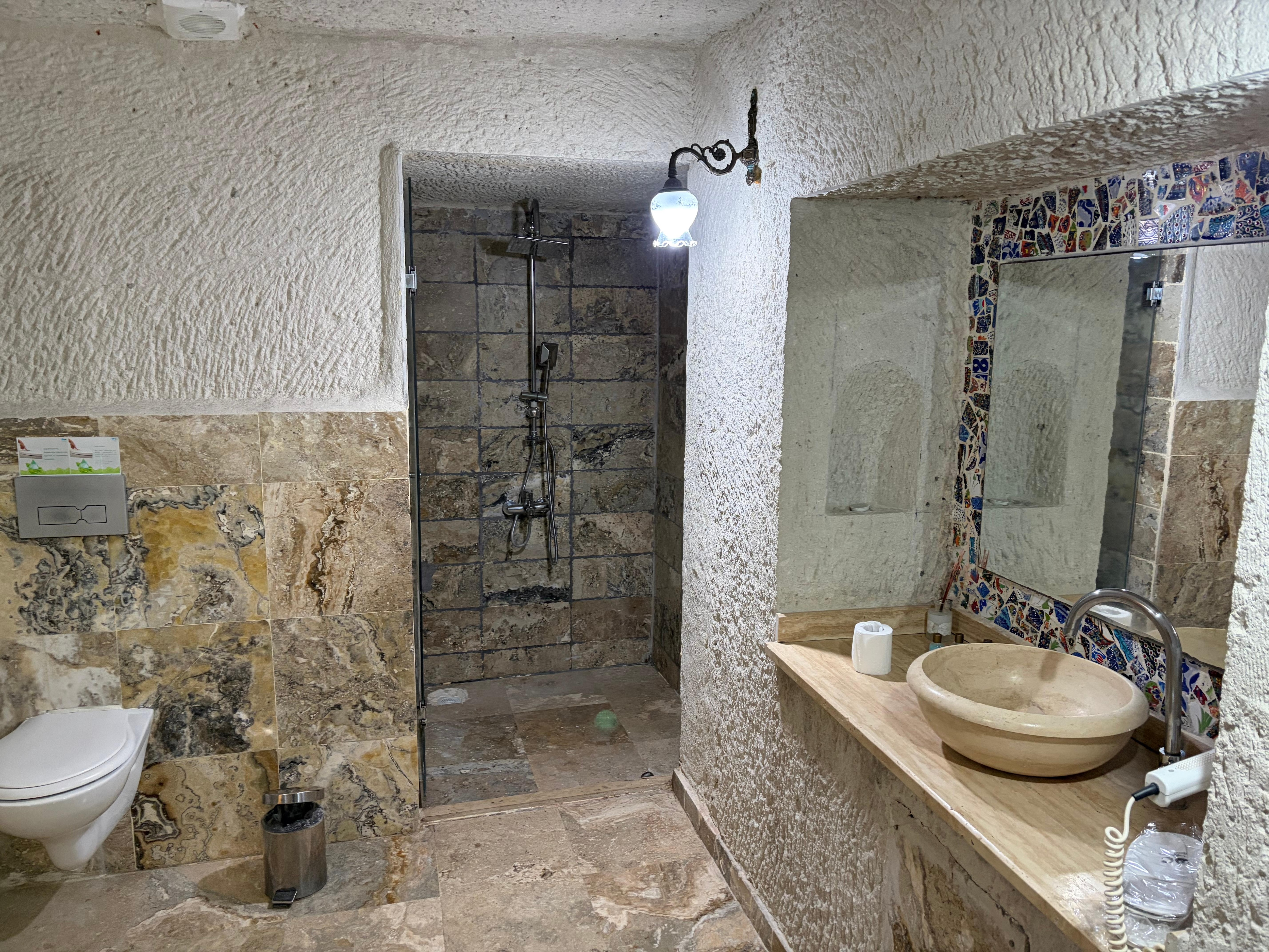 303号室　バストイレシャワー室がバカ広いです