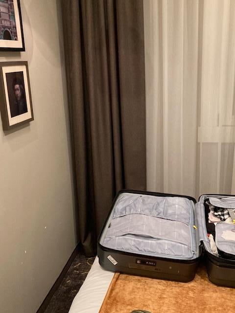 Space betwenn bed and wall Where to put suitcase?