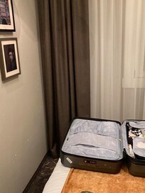 Space betwenn bed and wall Where to put suitcase?