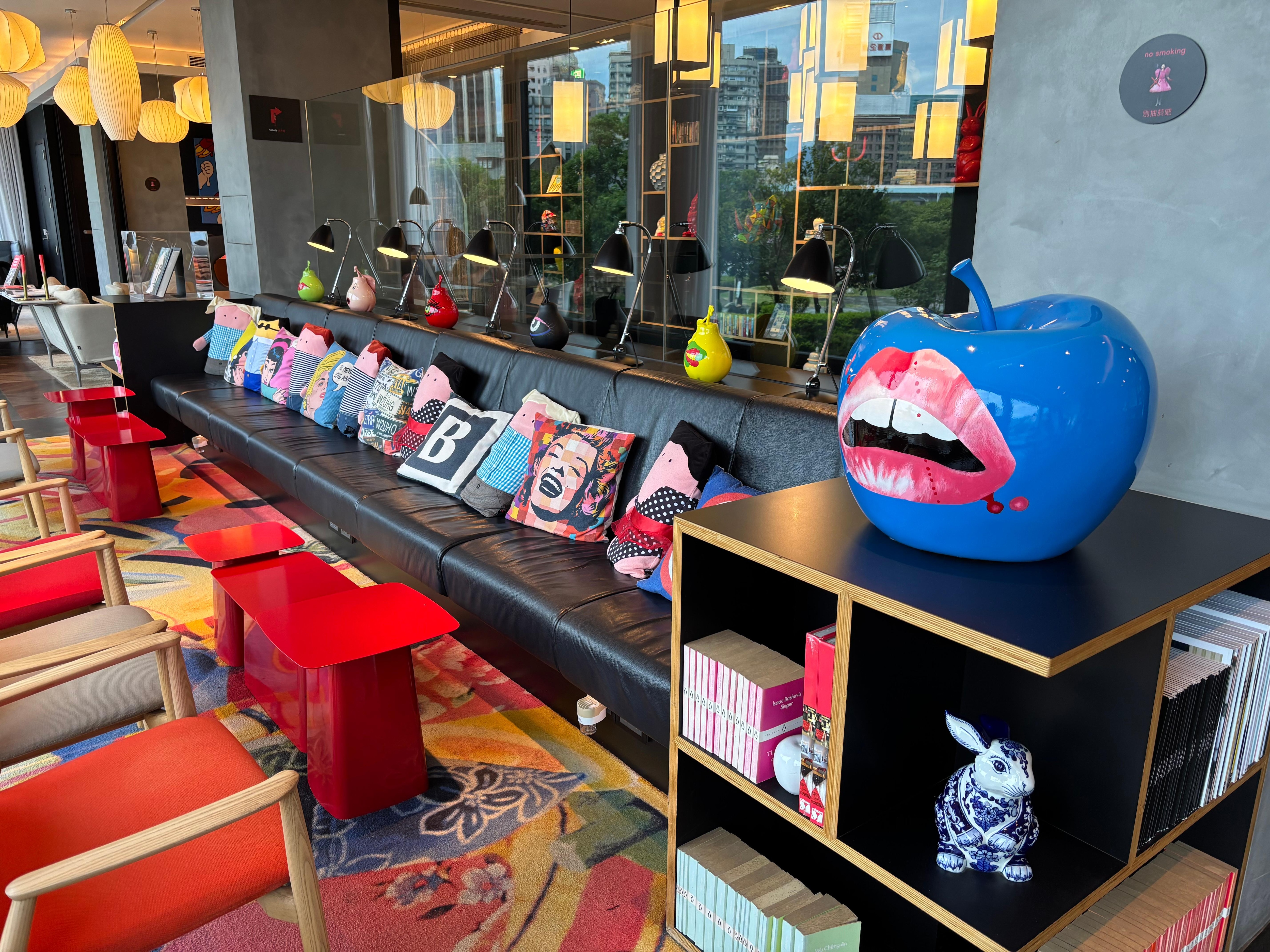 1階フロント スペース