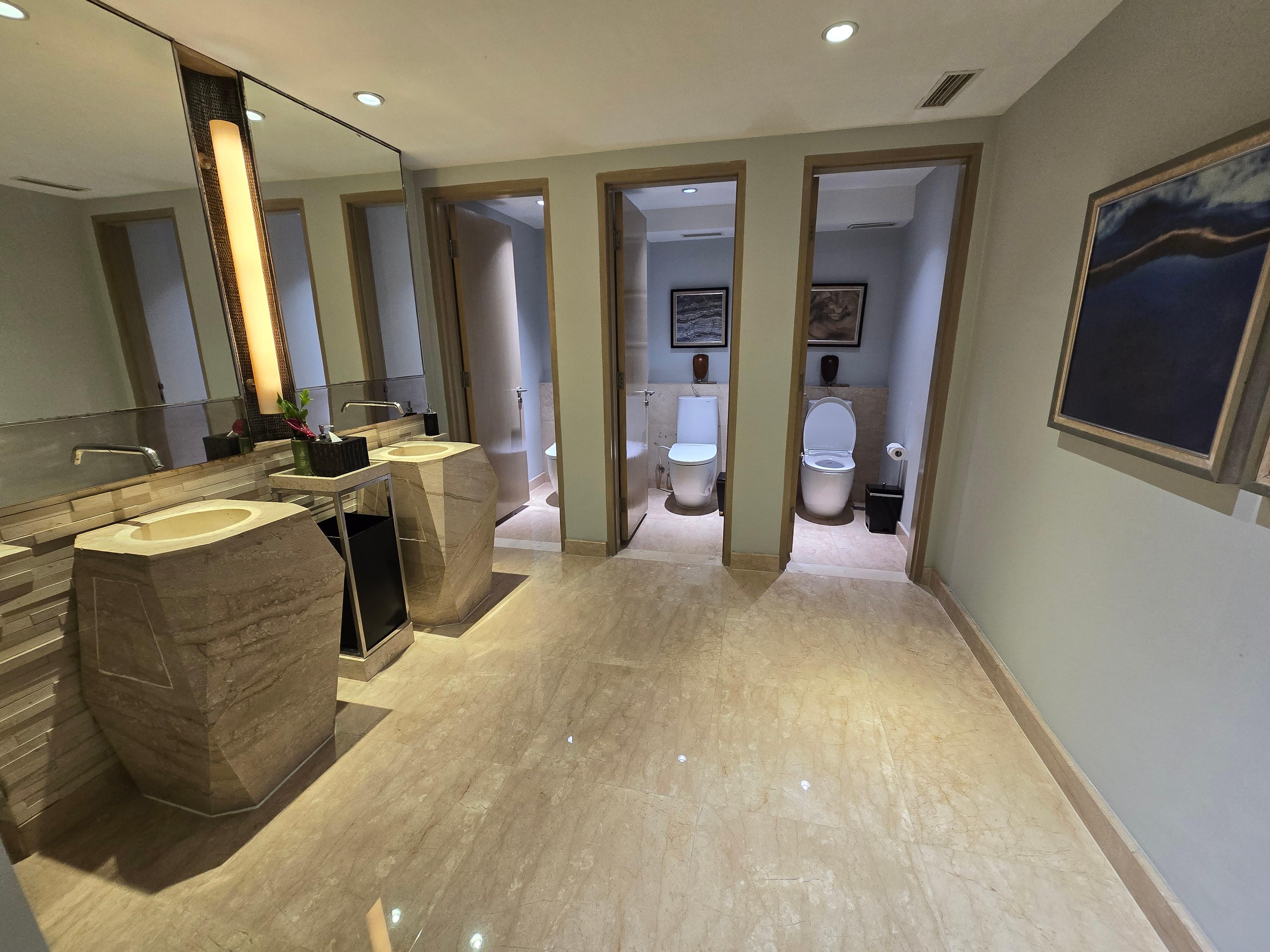 물기하나 없는 수영장화장실