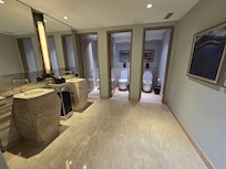 물기하나 없는 수영장화장실