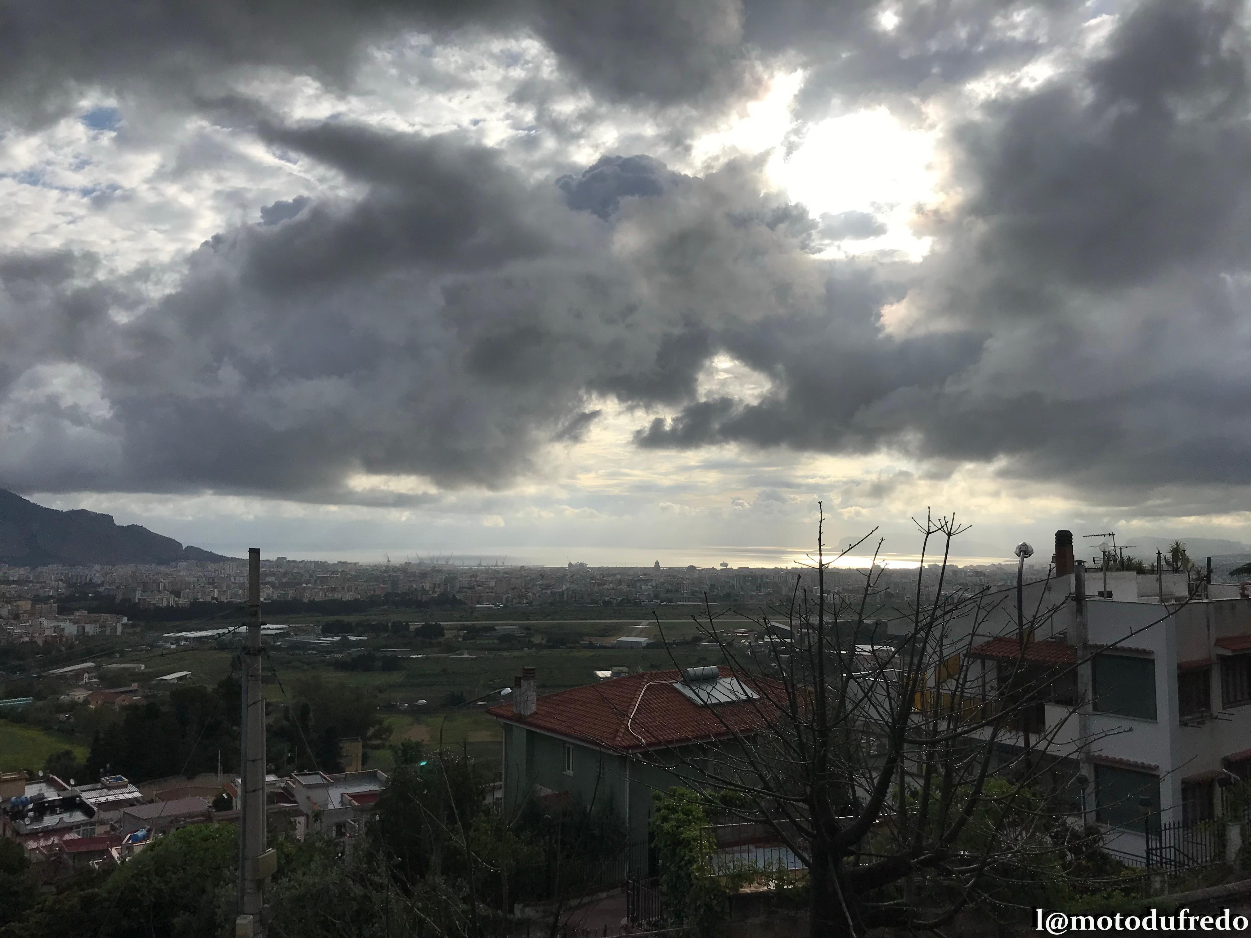 Vue sur Palerme et le port. 