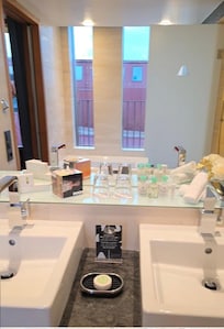 Fantastiskt badrum med jätte fina produkter att använda. Det fanns till och med ett läppbalsam, det har jag aldrig sett innan. Man fick så klart ta med sig det hem. Det fanns både dusch och badkar. Ett väldigt lyxigt och fläckfritt badrum tyckte vi.