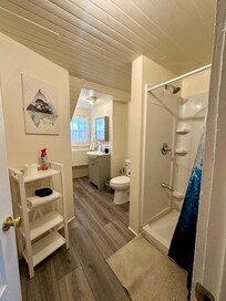 Bathroom⊠more vaulted ceilings