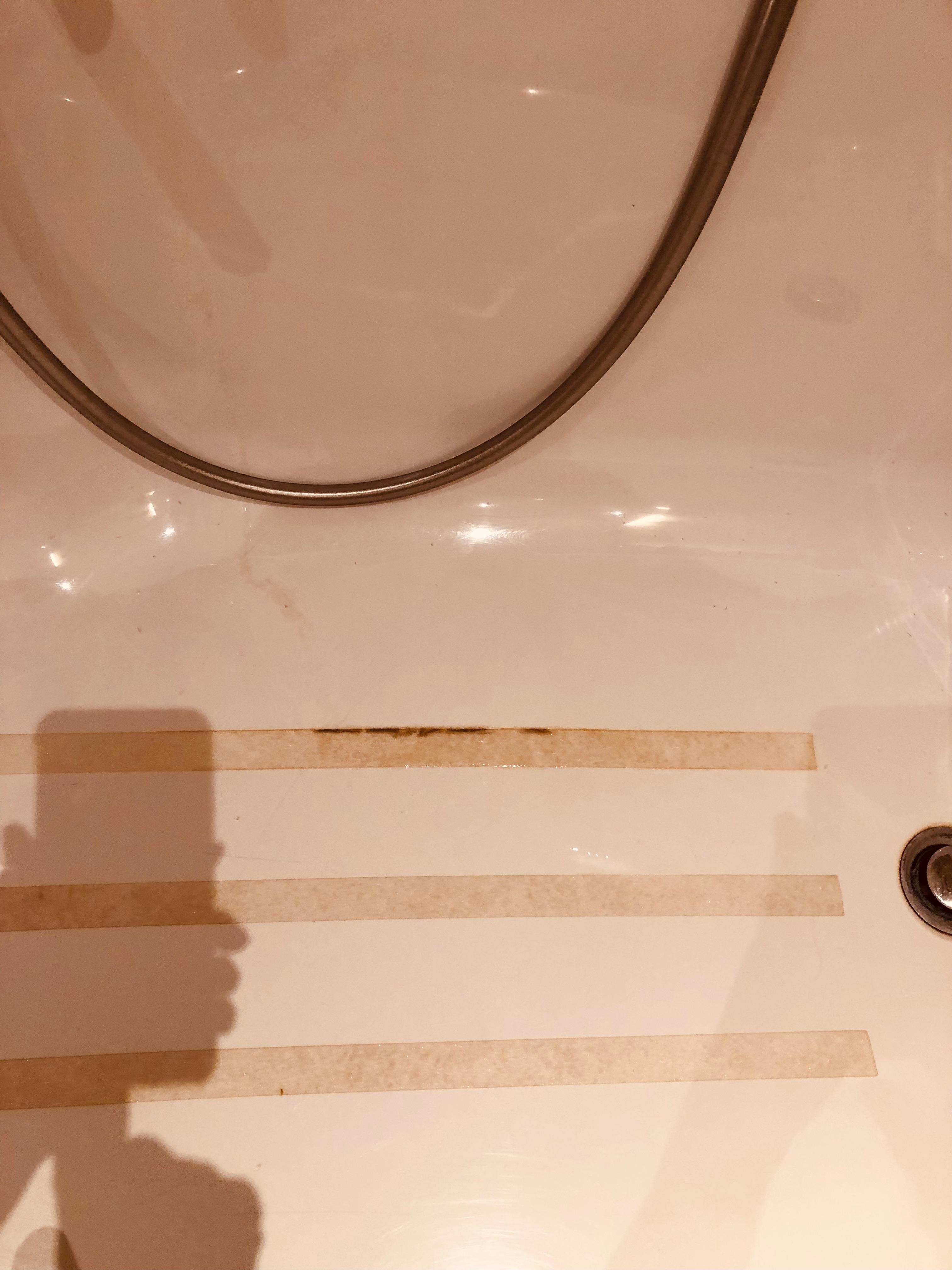 En la bañera ( que no la usamos) había este trazo en el pegamento, las sábanas no las cambiaron en las 5 noches, y había un olor raro 