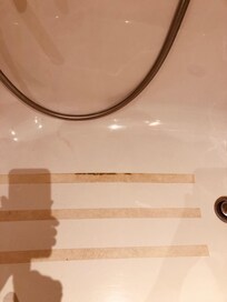 En la bañera ( que no la usamos) había este trazo en el pegamento, las sábanas no las cambiaron en las 5 noches, y había un olor raro