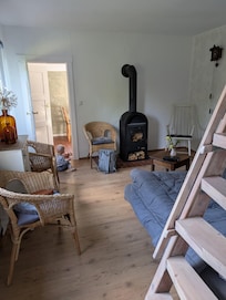 Wohnzimmer und bei uns zudem zweites Schlafzimmer. Die Treppe führt auf einen Dachboden, der nicht mit vermietet wird.