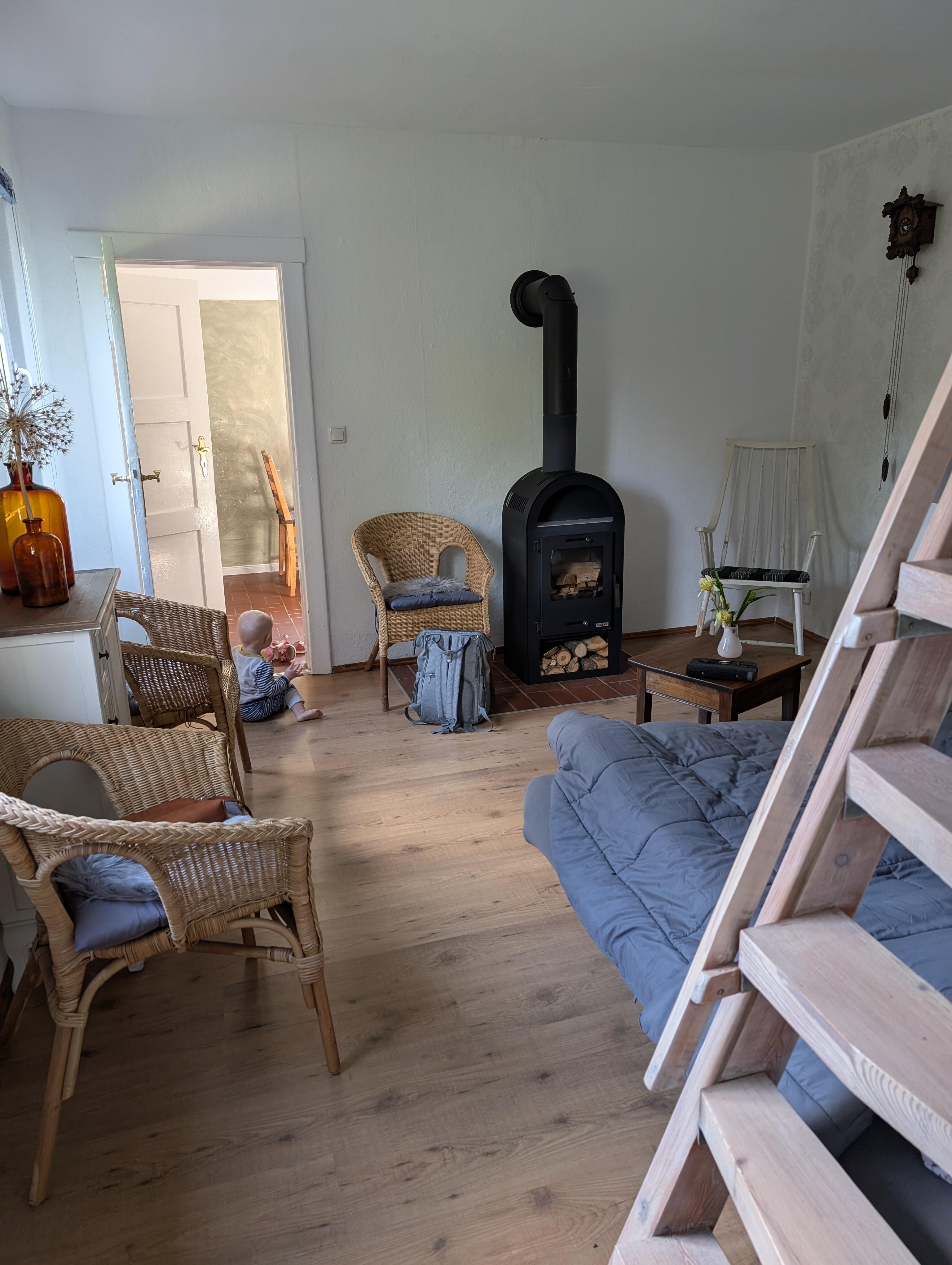 Wohnzimmer und bei uns zudem zweites Schlafzimmer. Die Treppe führt auf einen Dachboden, der nicht mit vermietet wird. 