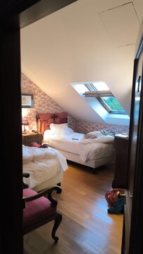 ESO no era habitación matrimonial cómo se puede apreciar. Es la última habitación del ático