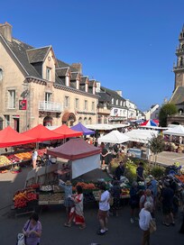 Blick aus der Wohnung auf den Wochenmarkt am Donnerstag