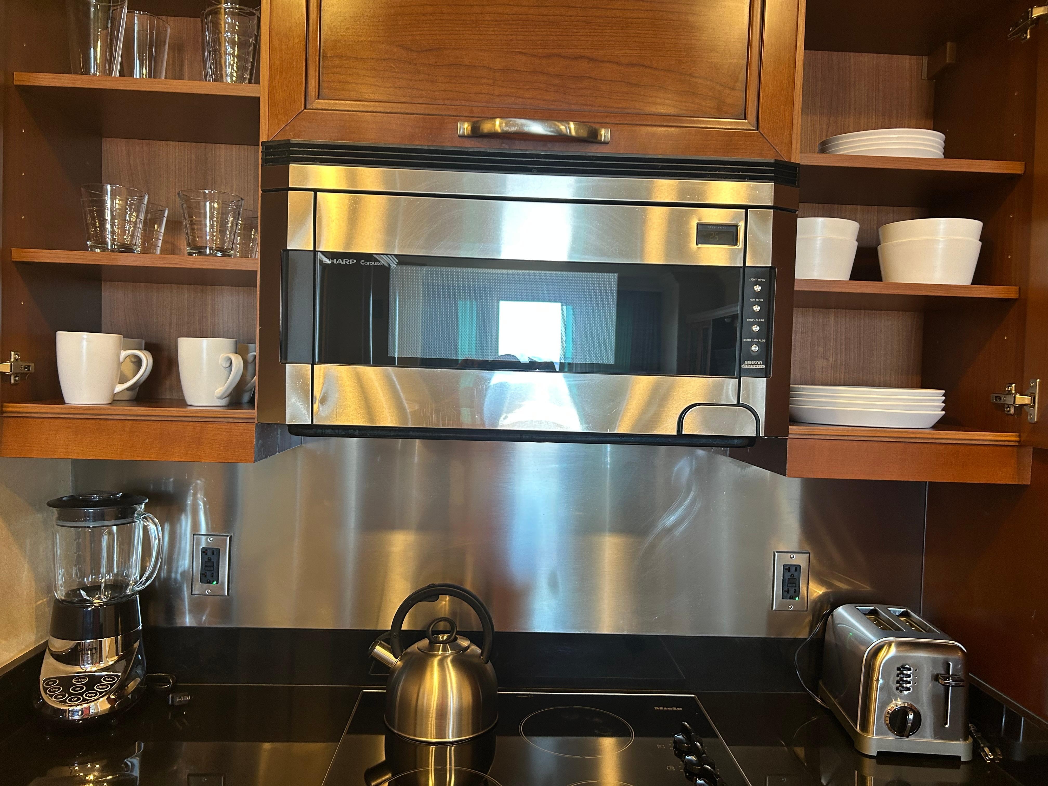 Fully equipped kitchen and very clean. 