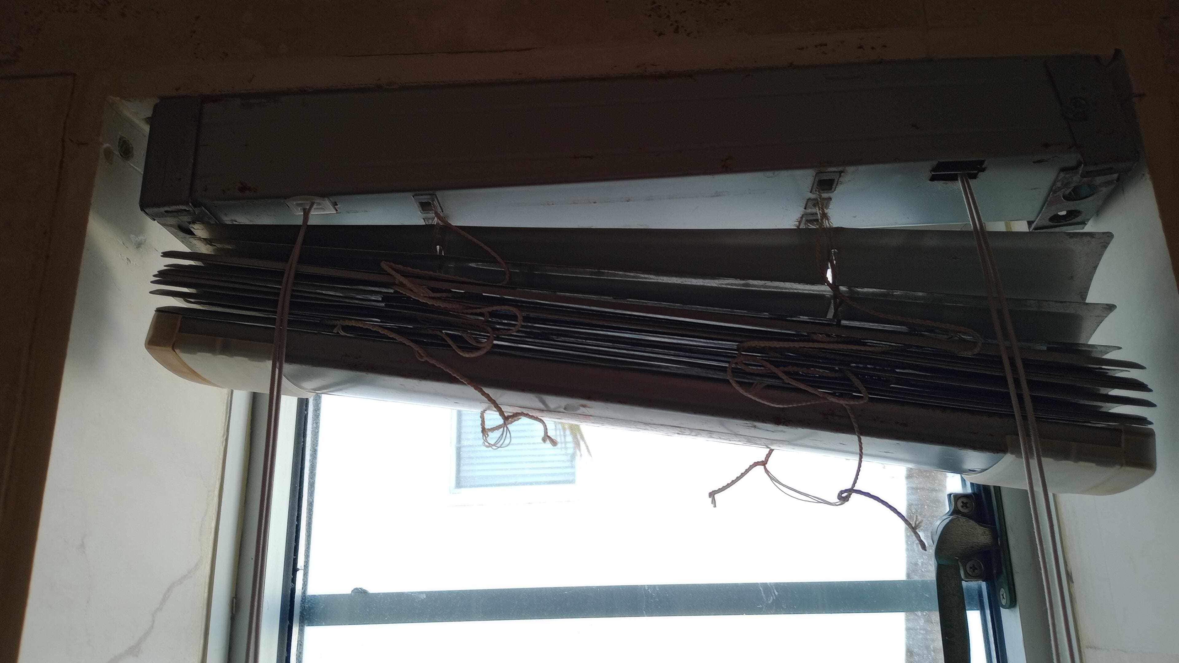 Questa era la tenda della finestra...inspiegabile come possa essere presente questa soluzione!