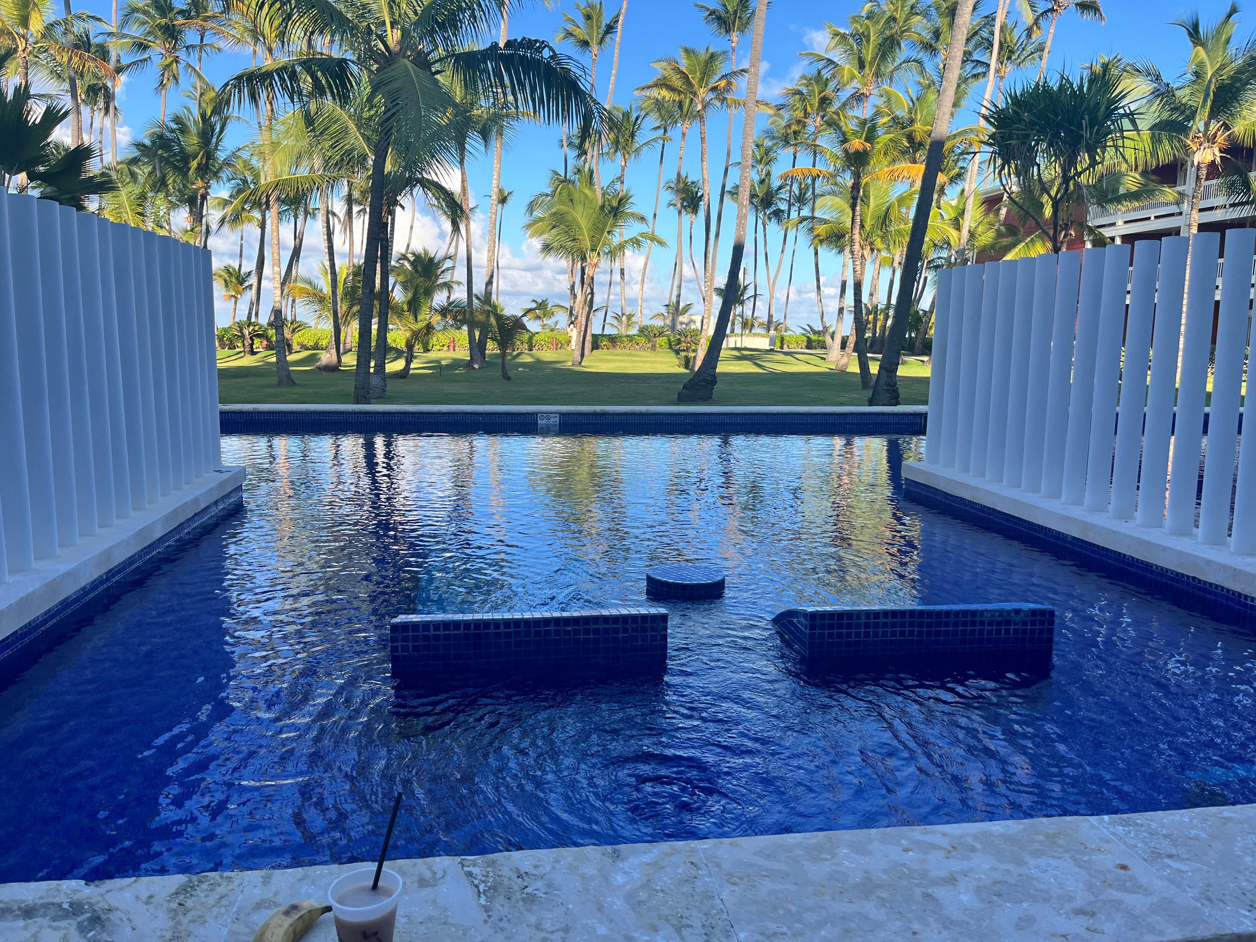 Room with walkout pool