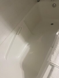 Bathtub DURTY discolored