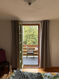 Schlafzimmer mit Blick zum Balkon