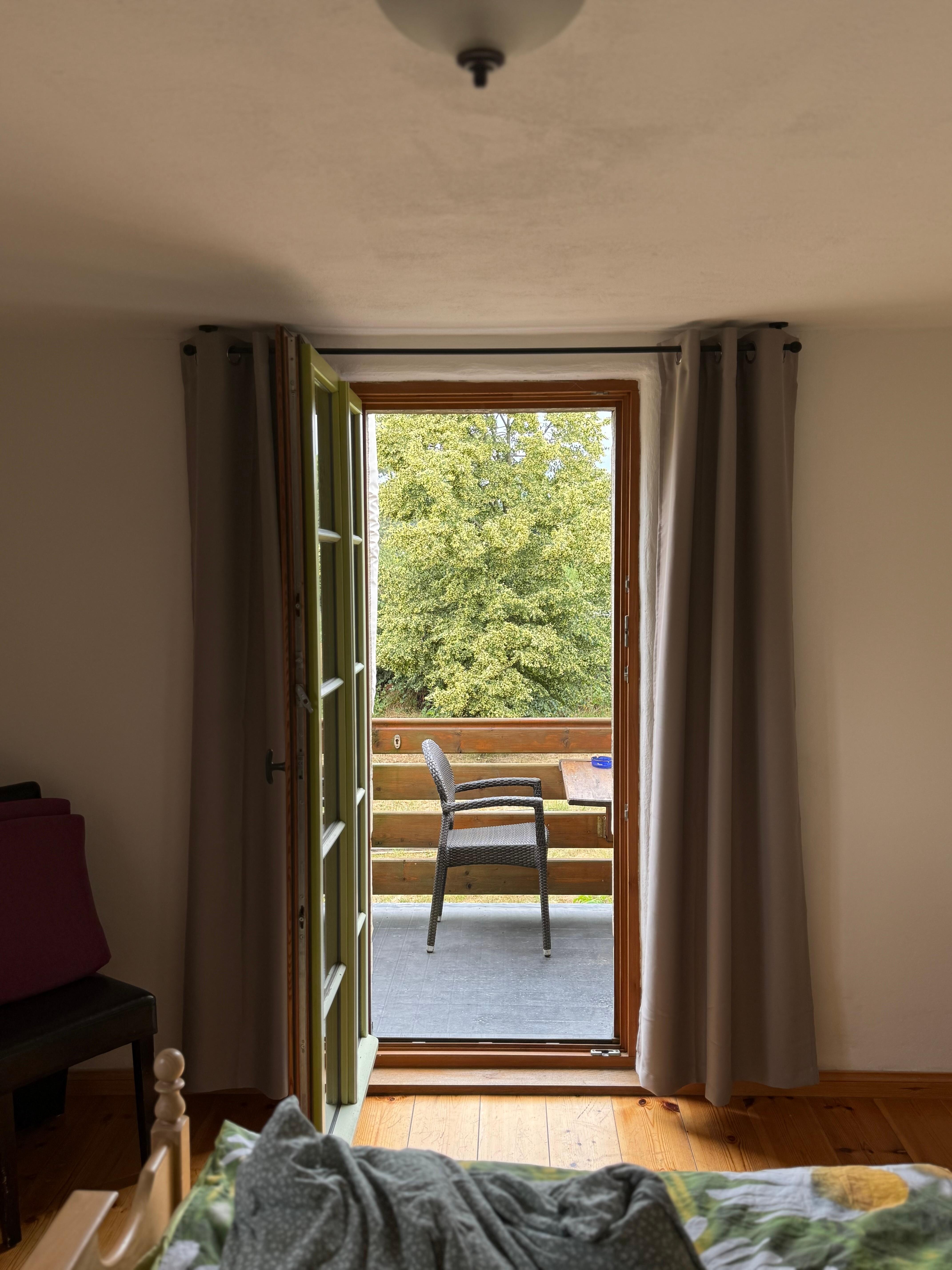 Schlafzimmer mit Blick zum Balkon