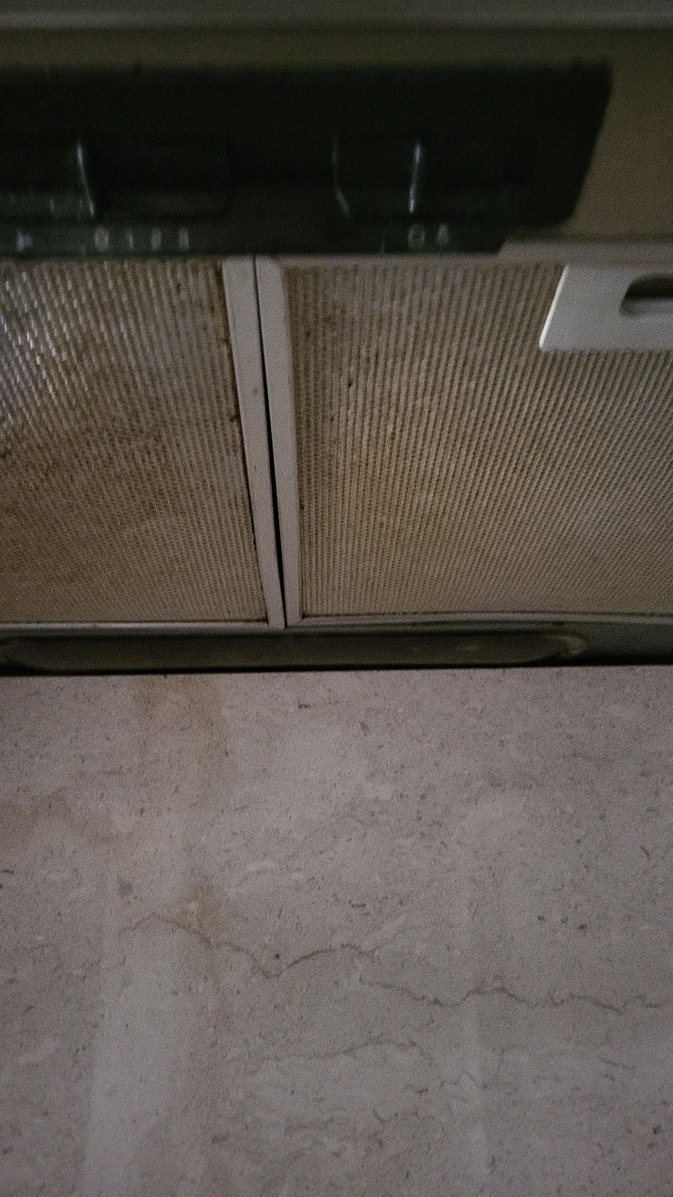 Die Abzugshaube über dem Herd, total fettig