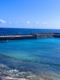 Schwimmen am Mittag im Dezember