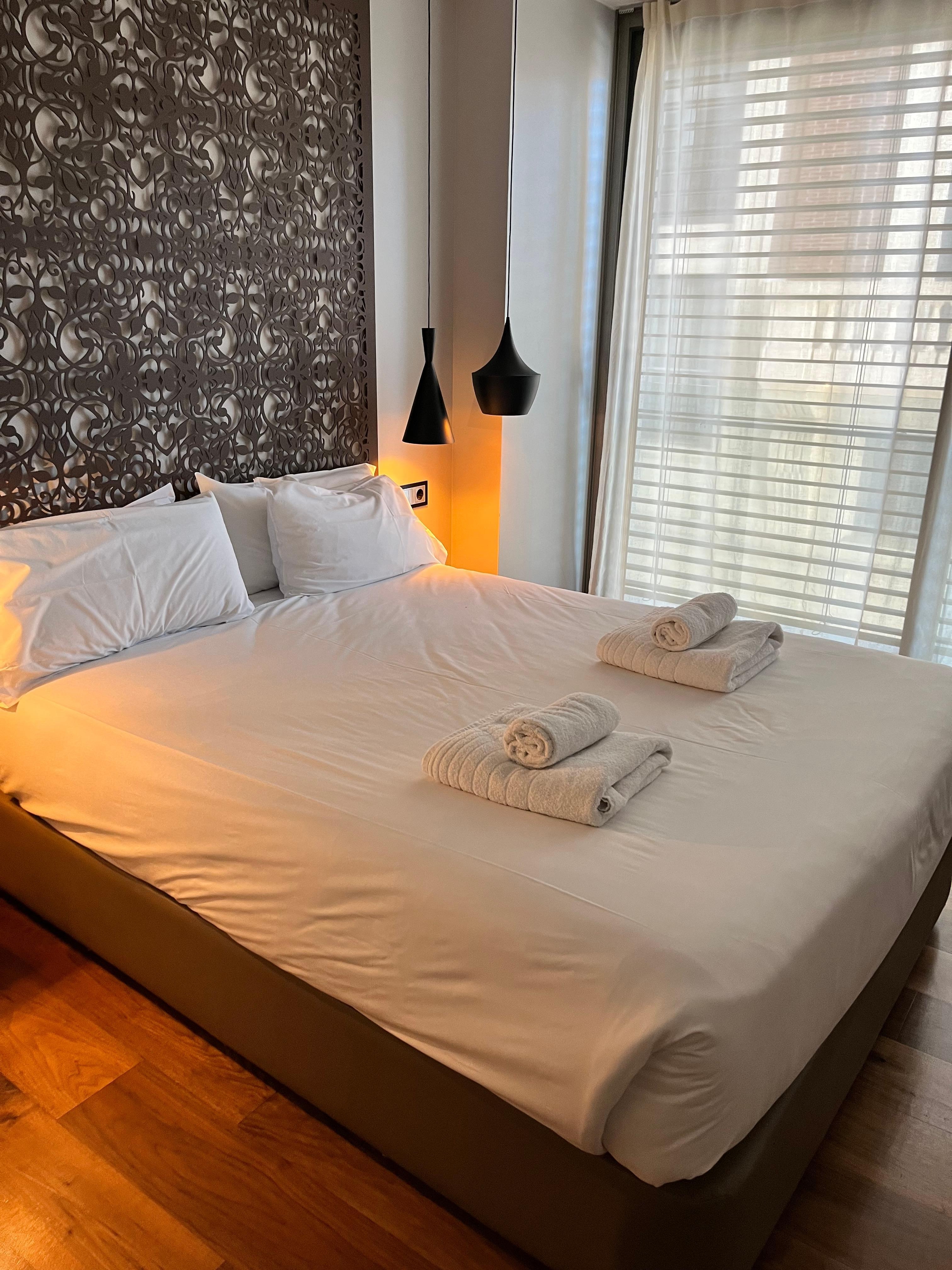 Primary bedroom with en-suite queen bed