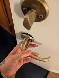 Trasigt handtag till toalett