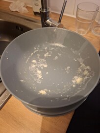 VoilĂ comment nous avons sorti les assiettes.
A noter, qu il n y a aucun produits de nettoyage