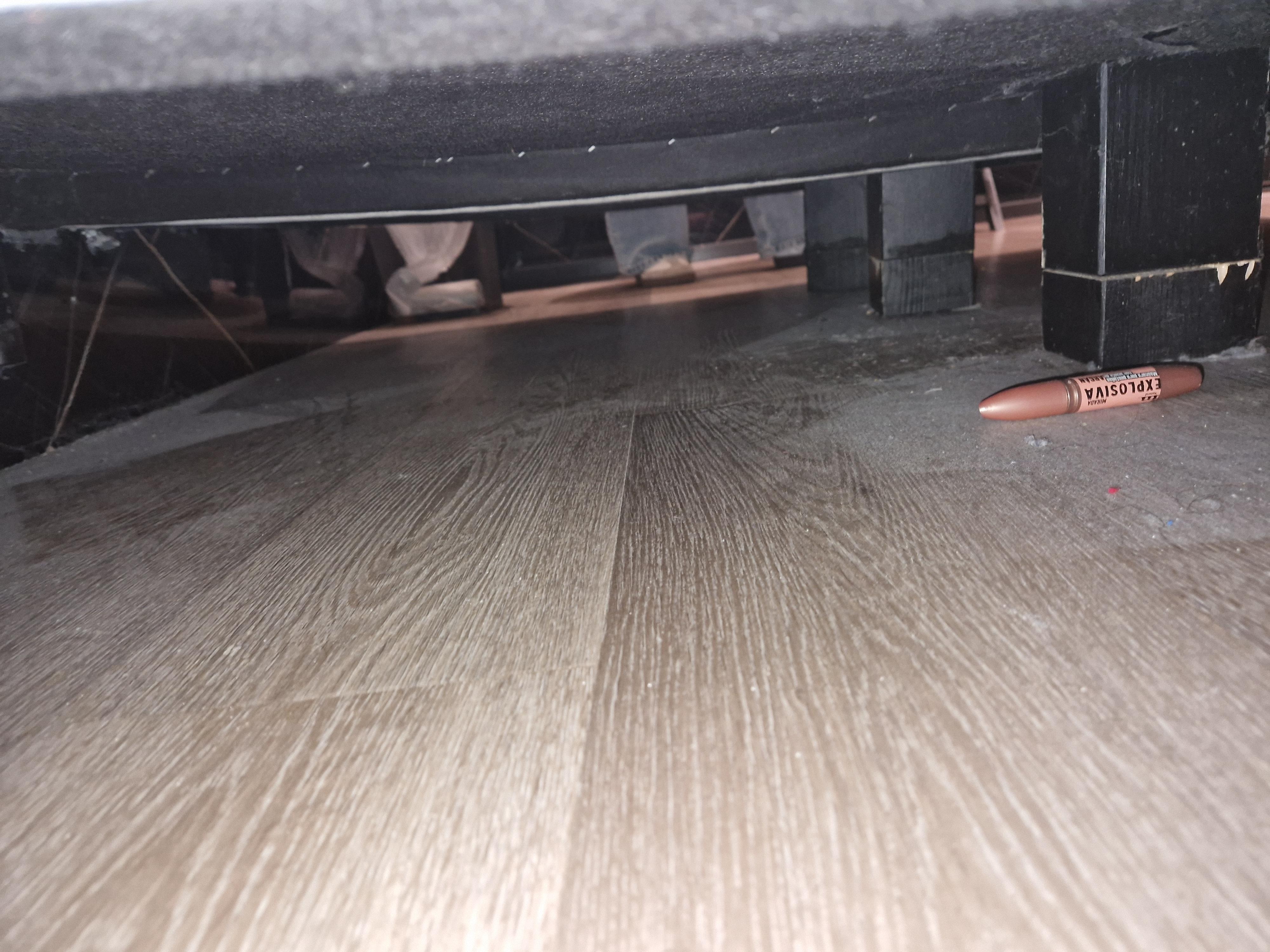 Sängyn alla todella likaista