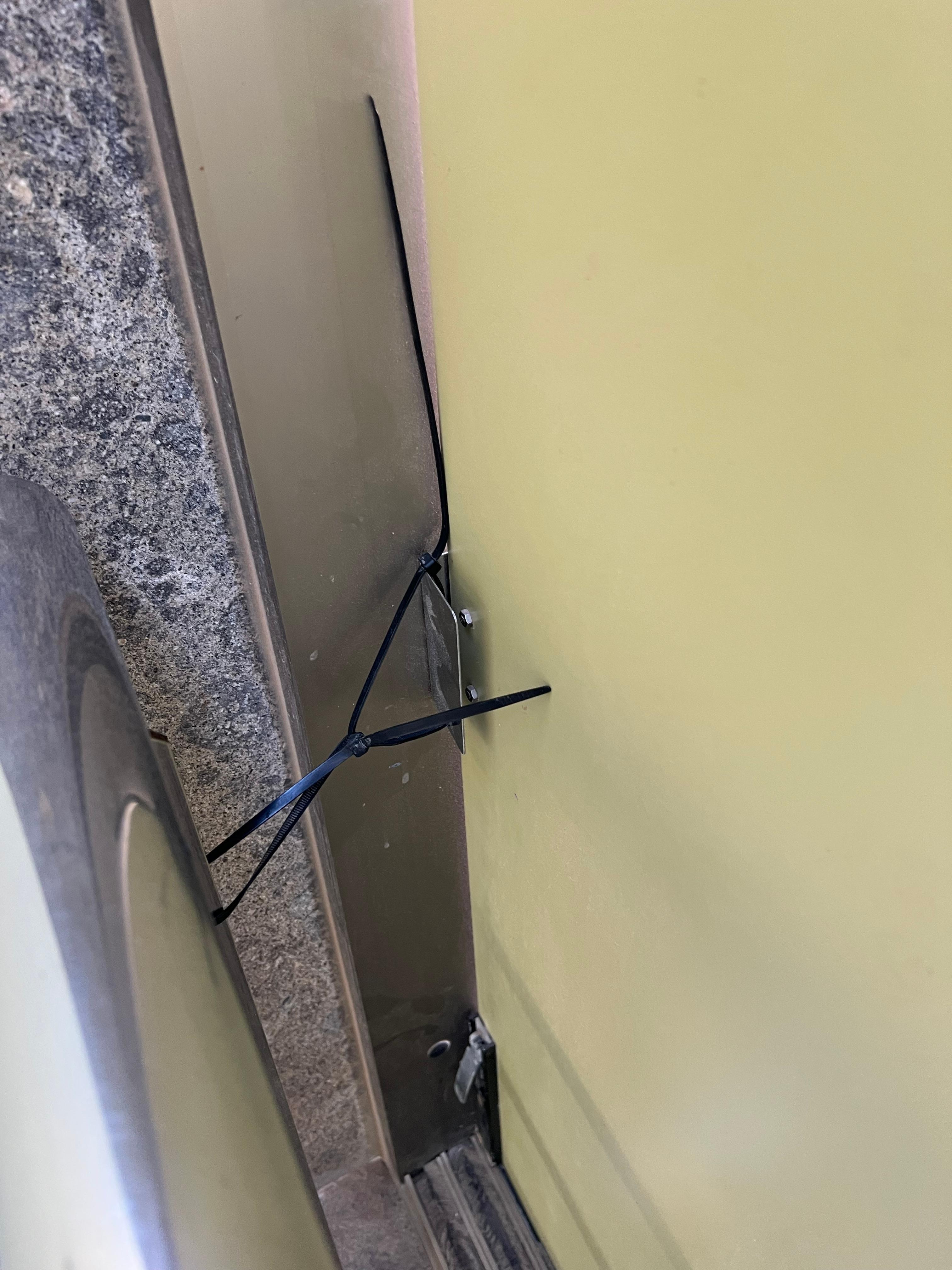 „Fensterschiebeläden“ …Vorgänger haben Kabelbinder befestigt 