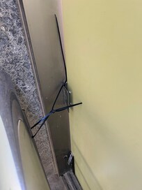 „Fensterschiebeläden“ …Vorgänger haben Kabelbinder befestigt