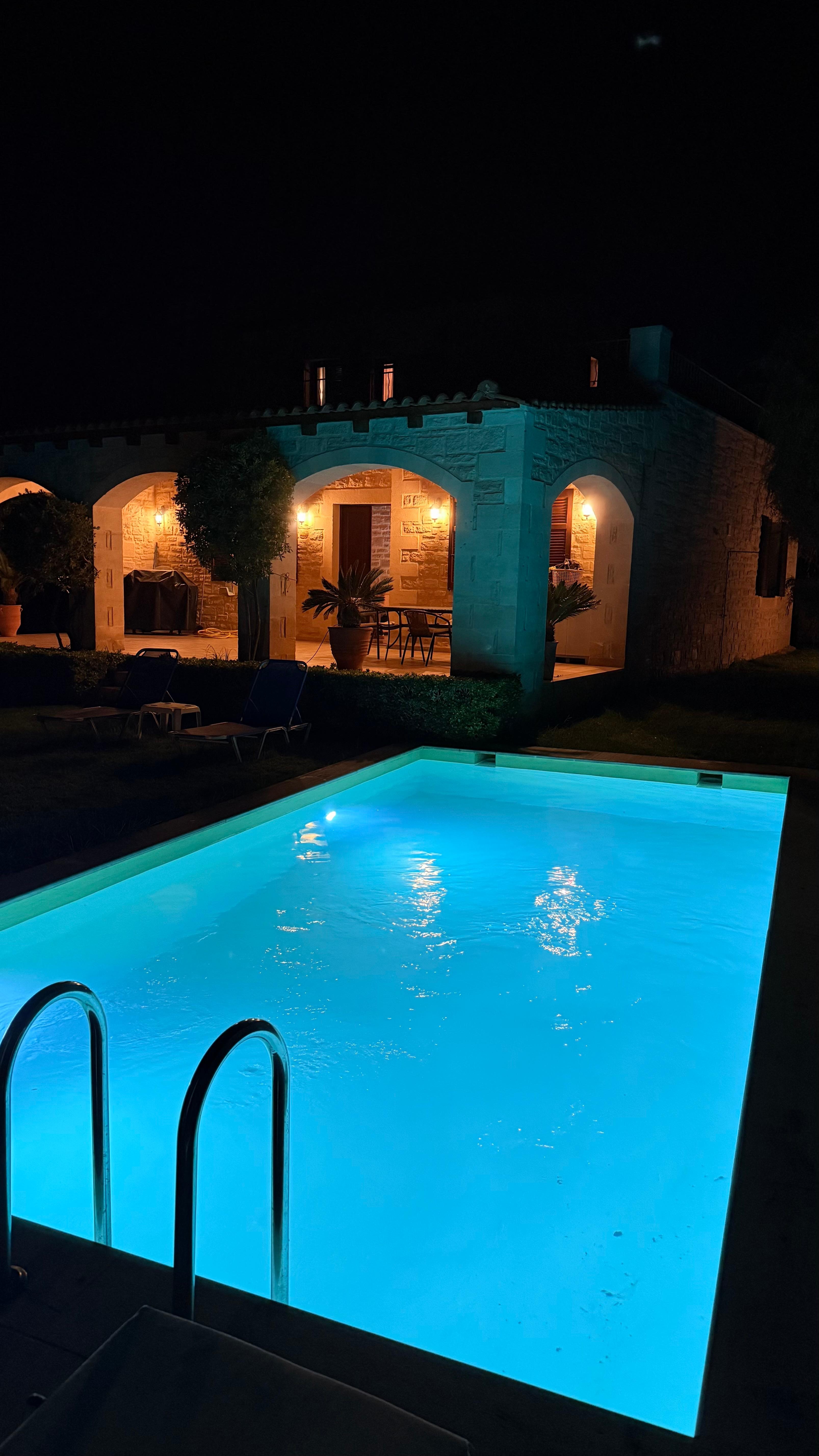 Blick durch den Garten zum Haus 