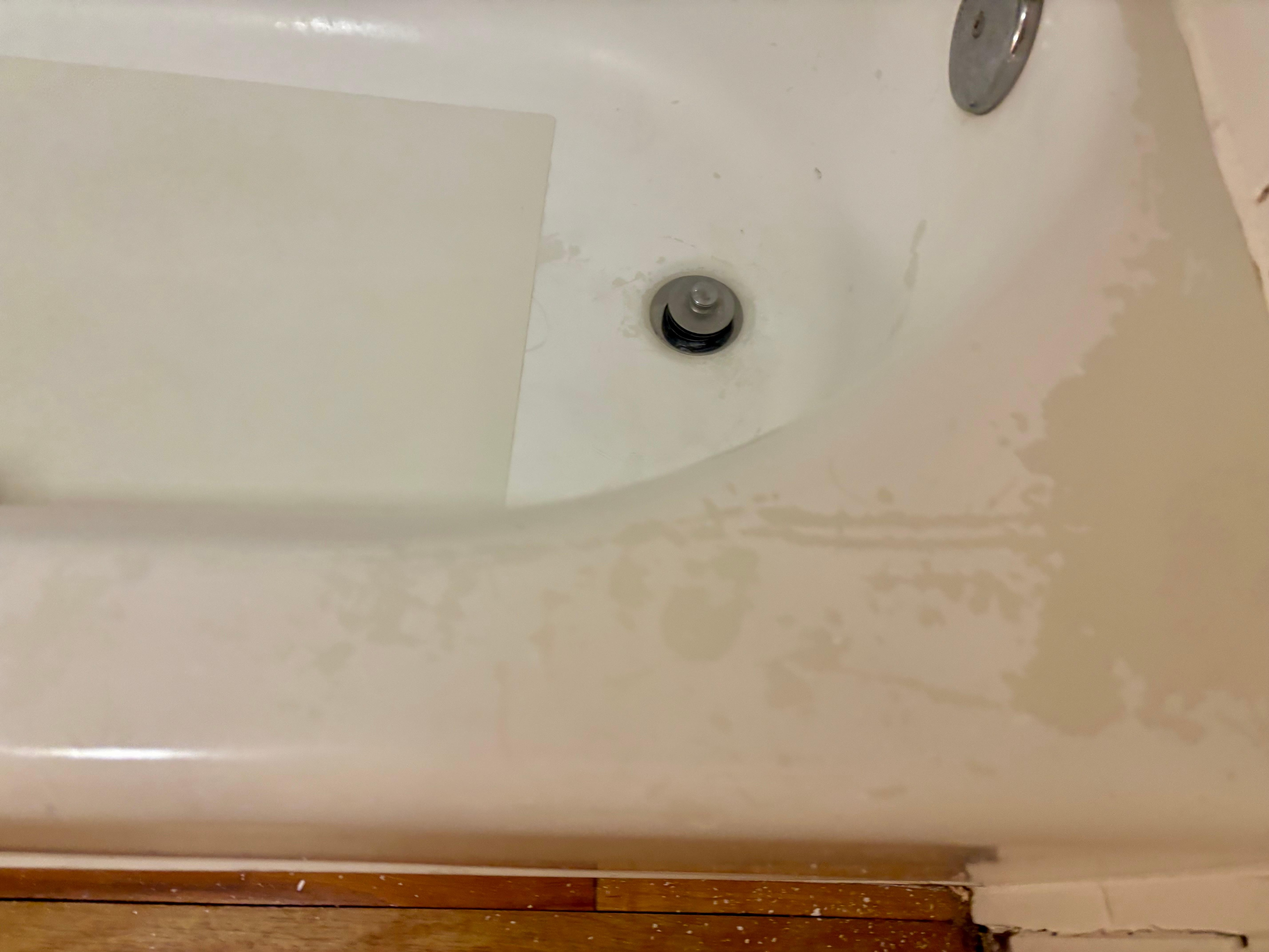 Stained Tub. Not updated with bathfitter. 
