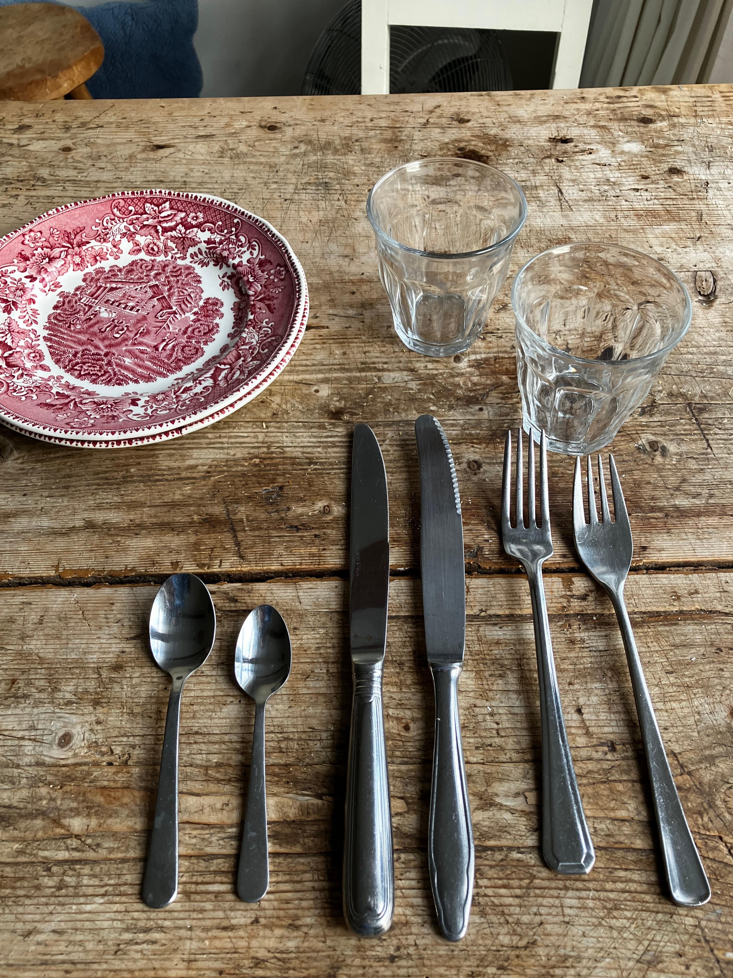 Ustensiles et verres (aucune tasses à café)