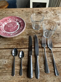 Ustensiles et verres (aucune tasses à café)