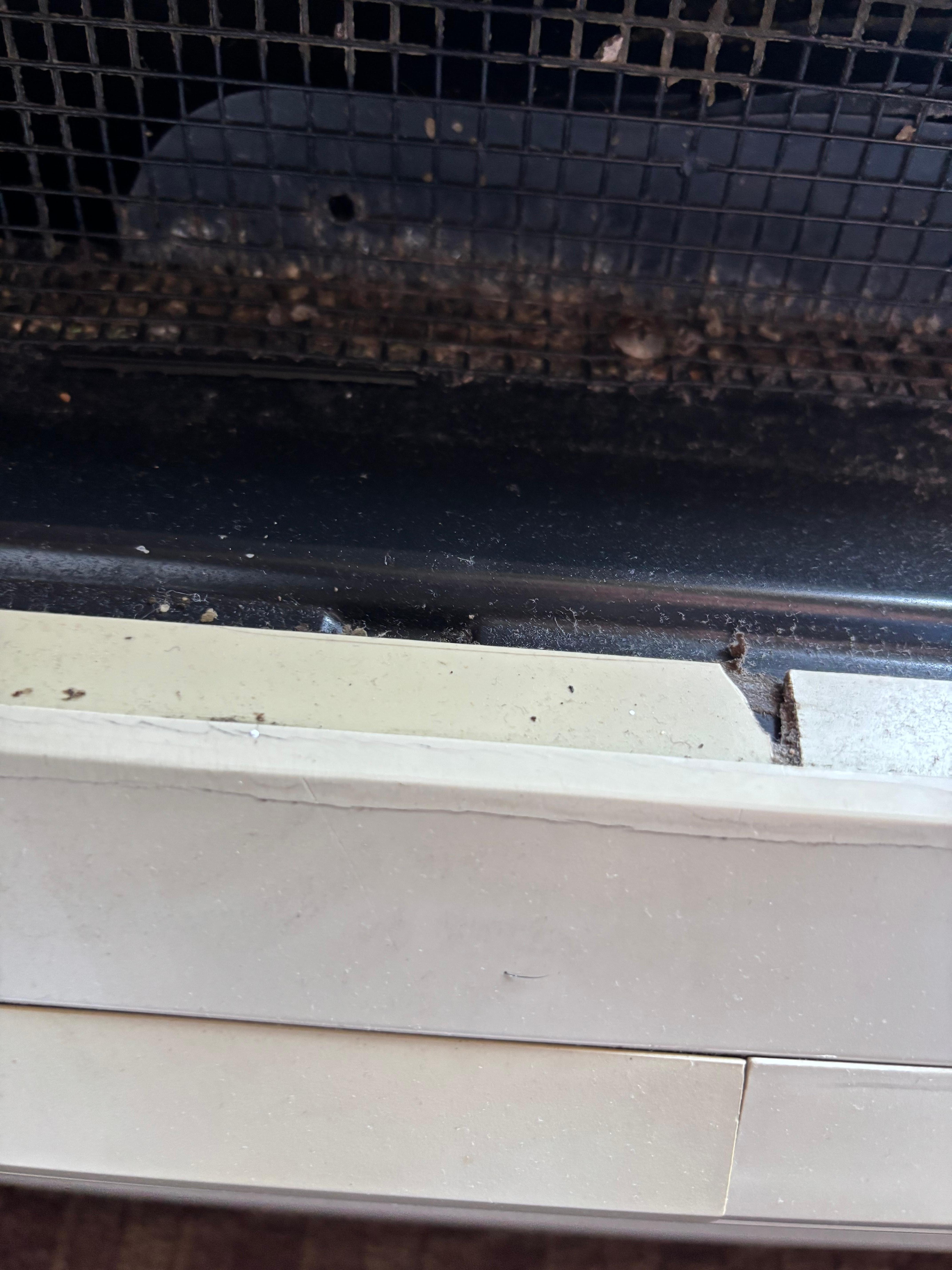 Missing grate on airconditioner
