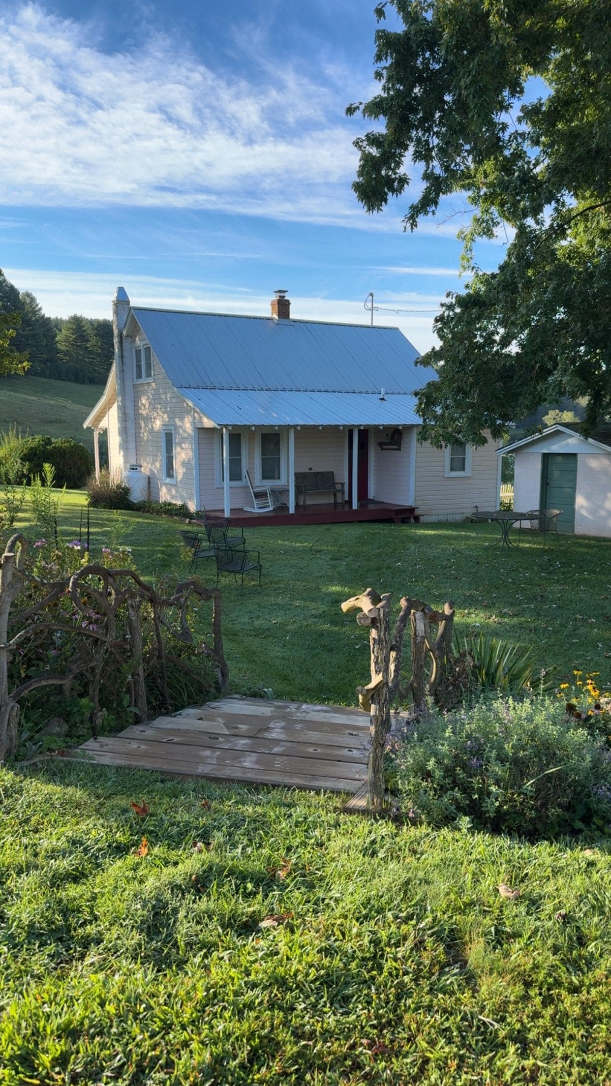 Picture of the house from the driveway 