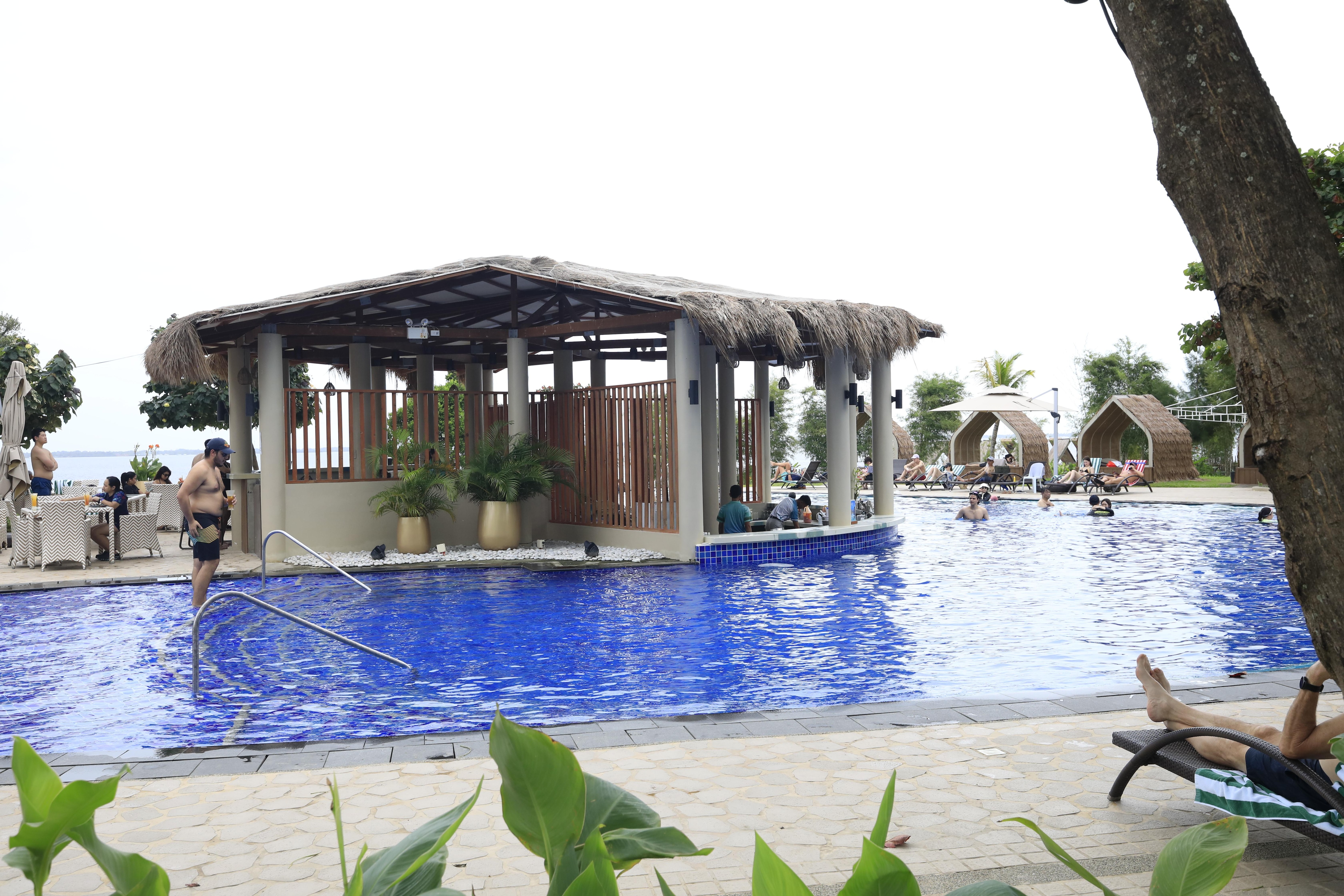 Loved the swim up bar 