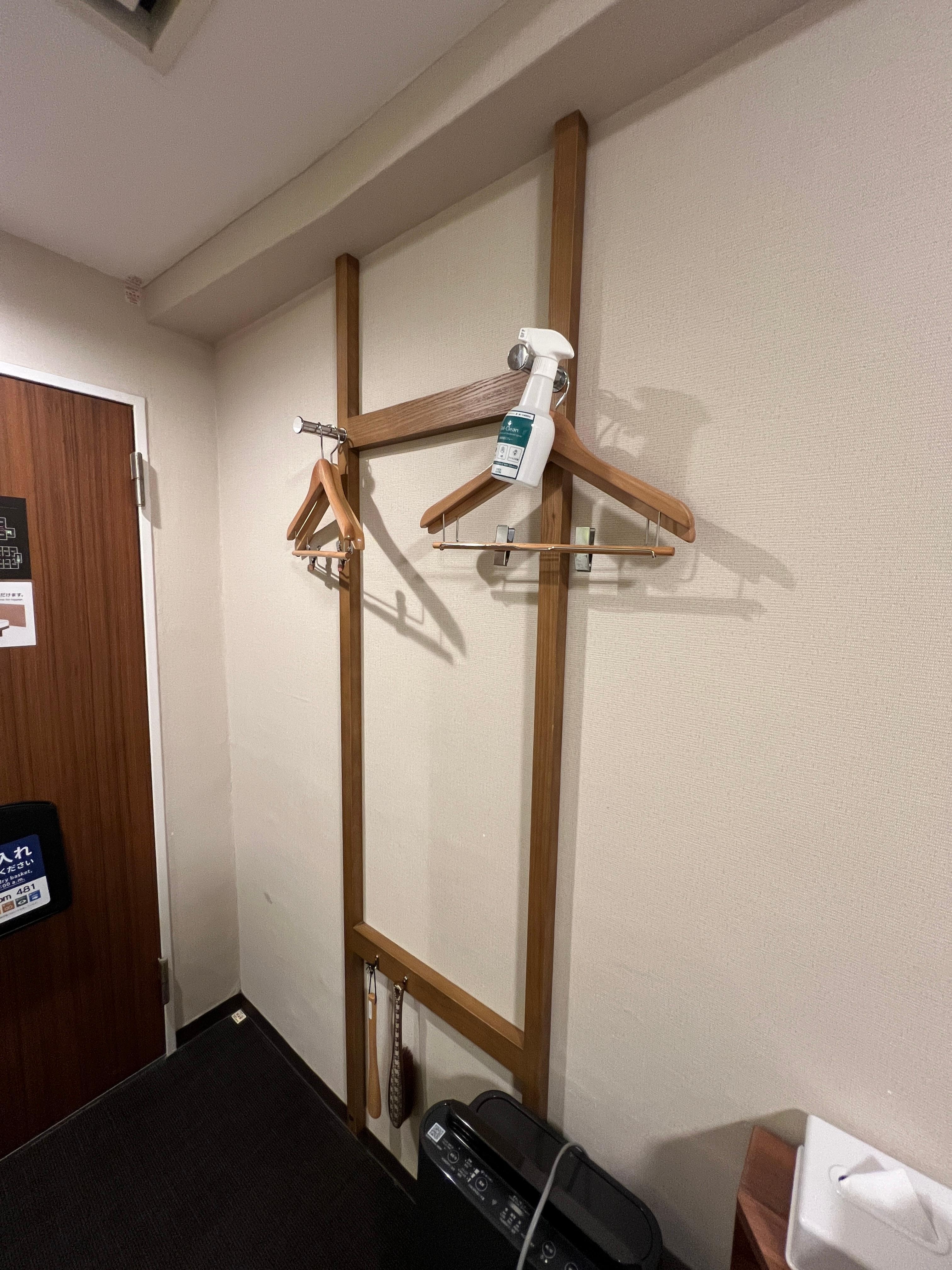 洋服掛けはスリムに工夫されている。