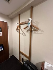洋服掛けはスリムに工夫されている。